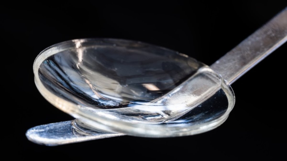 Implante de córnea fabricado con proteína de colágeno procedente de piel de cerdo.