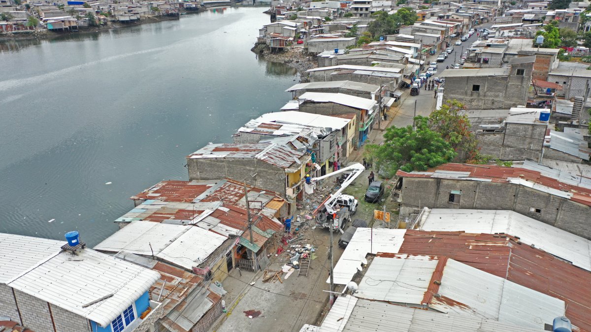 Inicialmente, el Ministerio del Interior informó que el atentado habría estado dirigido para alias 'cucaracha' y alias 'junior'.