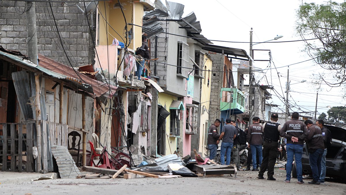 El atentado destruyó varias casas del sector.