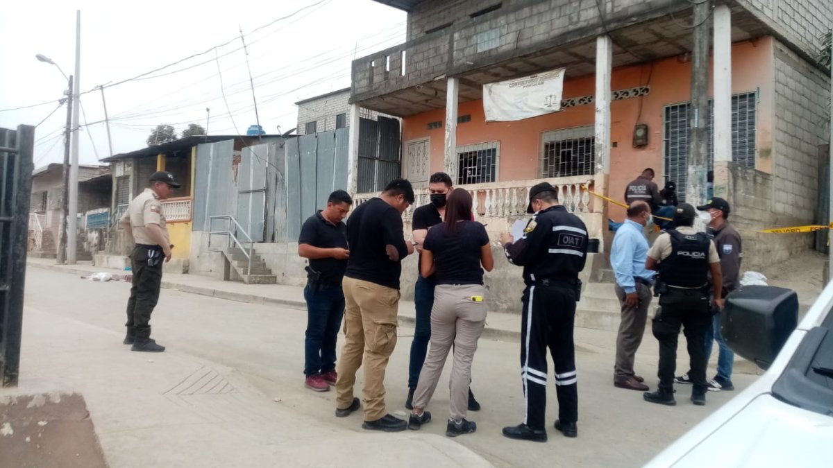 Escenario. Agentes policiales llegaron hasta el lugar para recabar información de las víctimas.