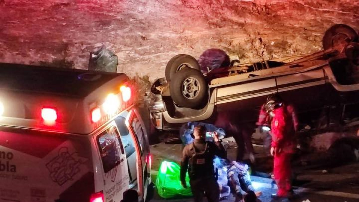 La camioneta con los 18 migrantes abordo se volcó la noche del 12 de agosto de 2022 rumbo a la frontera de México con Estados Unidos. Los paramédicos y la Cruz Roja asistieron a los heridos al Hospital General del Tehuacán.