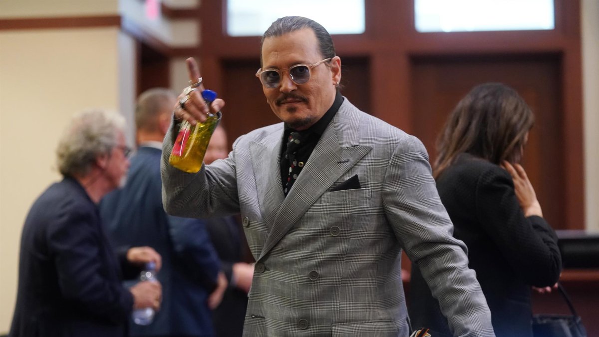 Fotografía de archivo, tomada el pasado 19 de mayo, en la que se registró al actor, músico y cineasta estadounidense Johnny Depp, en Fairfax (Virginia, EE.UU.).