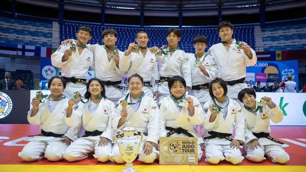 La delegación nipona con los oros y trofeo conseguidos en el campeonato.