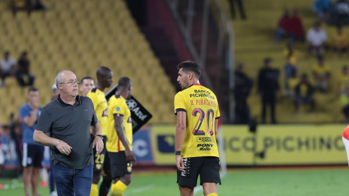 Jorge Célico (i), entrenador de Barcelona, está obligado a encontrar un generador de juego en Barcelona, esto a causa de la partida de Emmanuel Martínez.