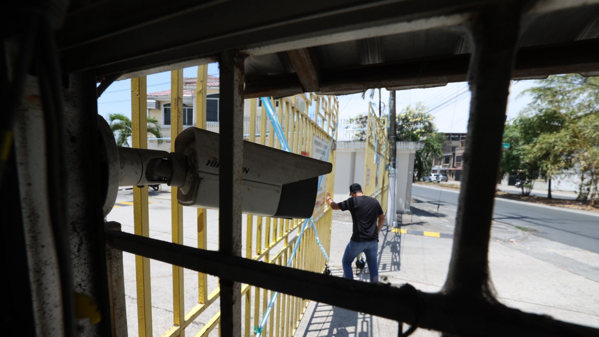 Colocar cámaras y rejas en las peatonales, así como contratar guardias ha sido una necesidad para los vecinos de Guayacanes, ante la ola de inseguridad.