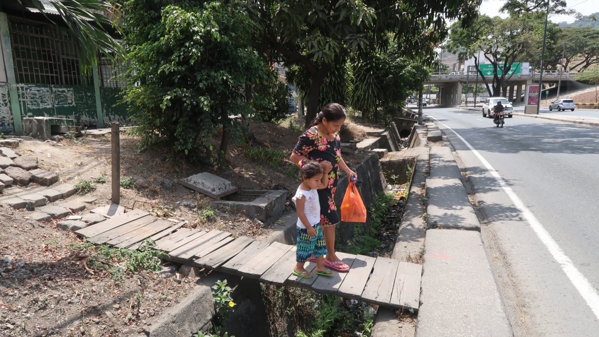 Escenario. Así es como los residentes de la calle principal de la vía a la costa deben acceder al vecindario. Hay algunos pequeños puentes de madera.