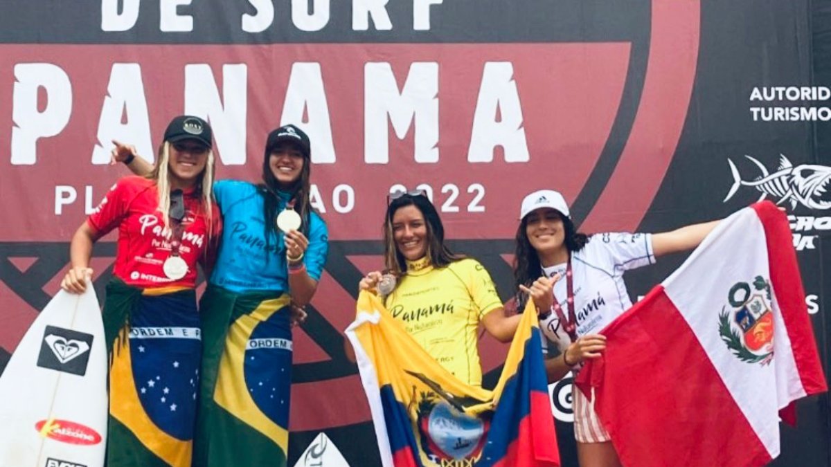 Mimi con la bandera de Ecuador posa con las dueñas del podio del campeonato en la categoría Open Damas de Panamá.