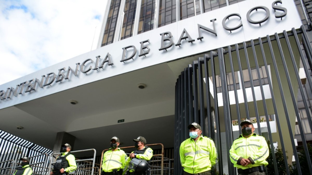 Resguardo. La cede de la Superintendencia de Bancos, en Quito, fue resguardada por personal policial.