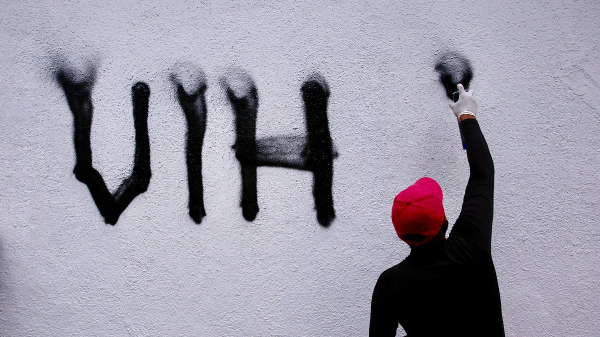 Ciudad de México. Una persona portadoras de VIH pinta una fachada.