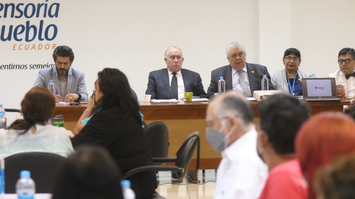 La Defensoría del Pueblo inauguró este mecanismo para hallar solución a la falta de medicinas. Faltó el delegado de Finanzas.