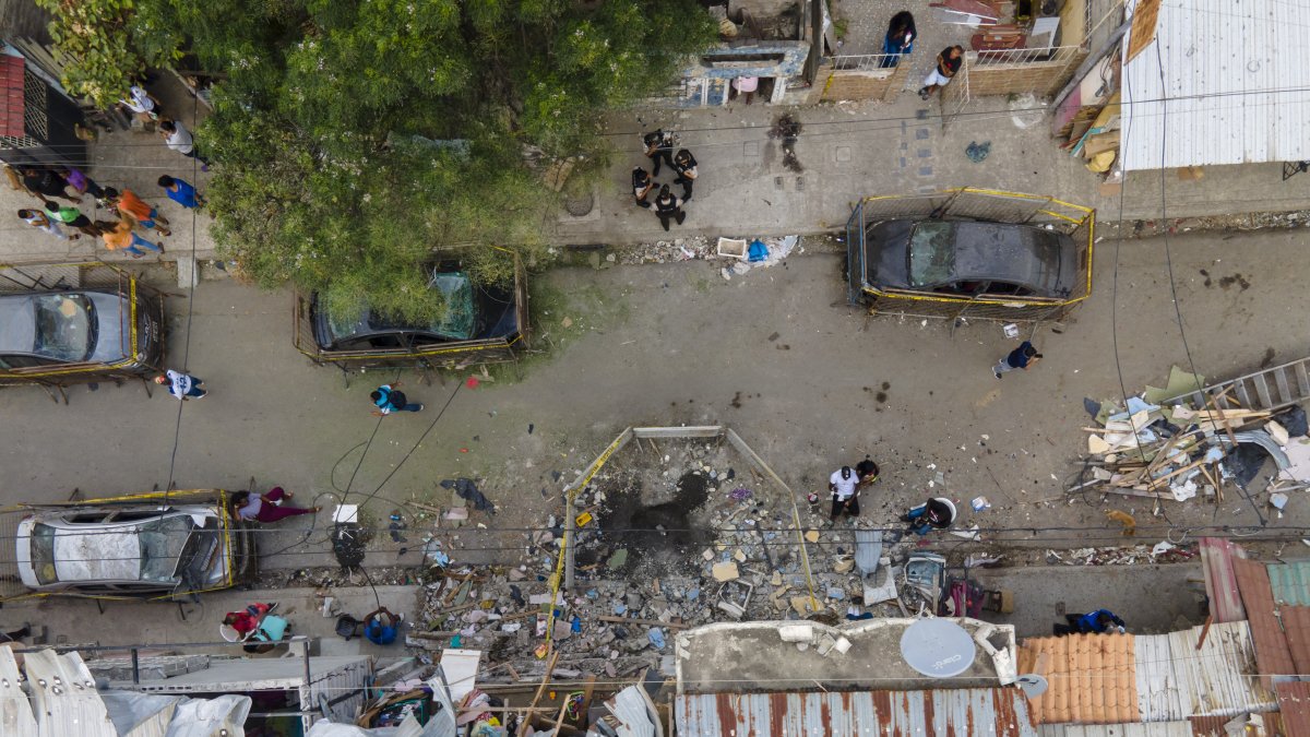 Vista aérea de los daños causados por un atentado explosivo en el barrio Cristo del Consuelo, en Guayaquil.