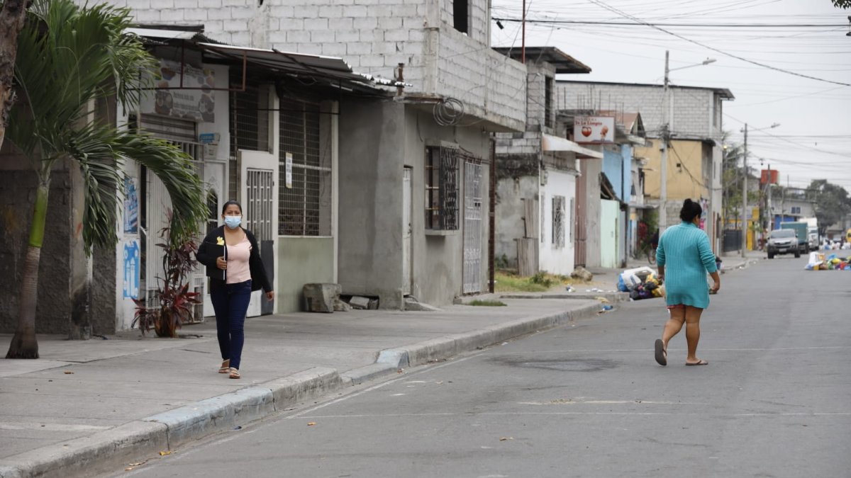 En el sitio del suceso hay temor, pues creen que el acto corresponde al crimen organizado, que trataría de dominar en el sector, que es cercano a los puertos del sur de la urbe y a la Aduana.