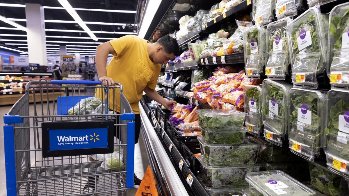 Un cliente mira alimentos en un Walmart en Washington, DC, EE.UU., hoy, 15 de agosto de 2022.