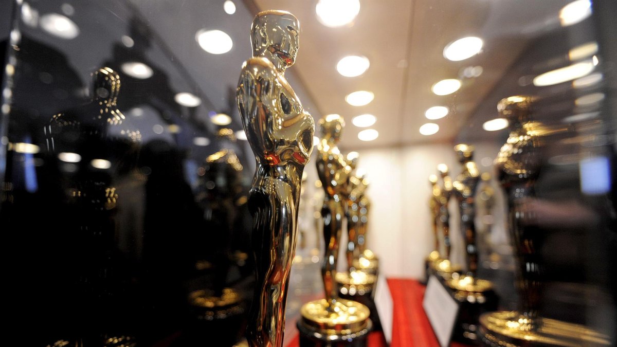 Fotografía de archivo en la que se registró una hilera de estatuillas de los premios Óscar.