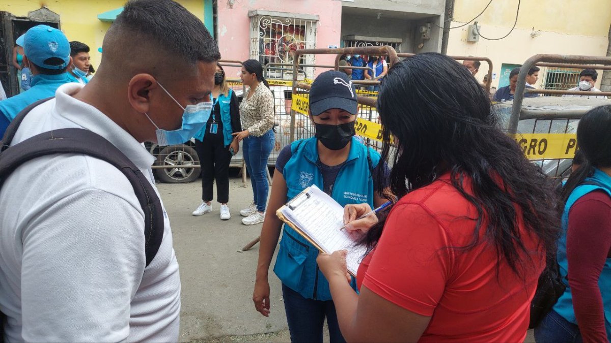 Recorrido. Funcionarios del Ministerio de Inclusión receptó datos de las víctimas colaterales del atentado.