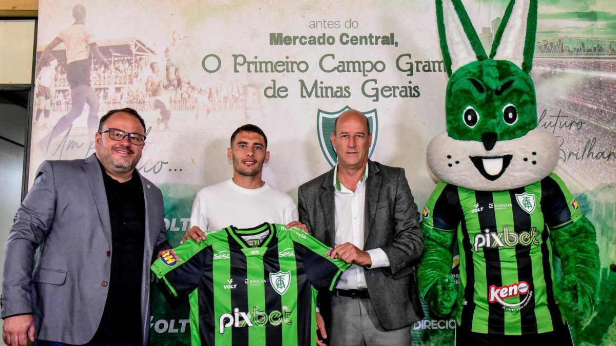 Emmanuel Martínez sostiene la camiseta del América Mineiro de Brasil.