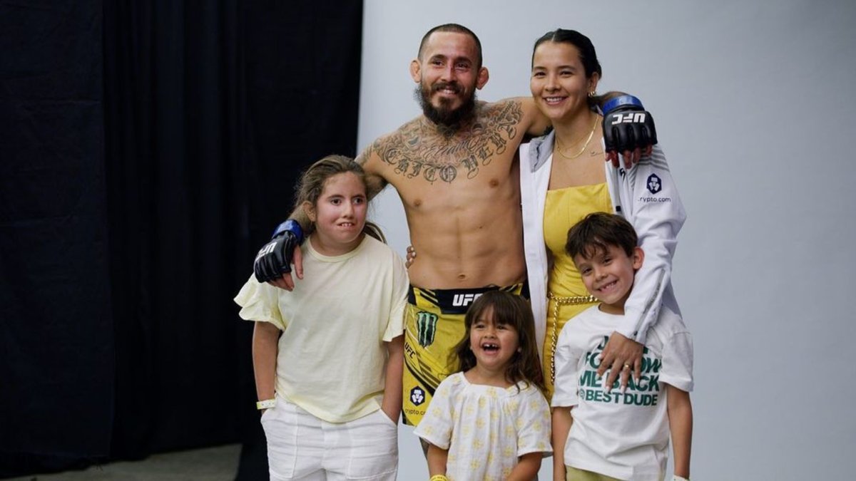 Chito Vera junto a su esposa María Paula Escobar y sus tres hijos.
