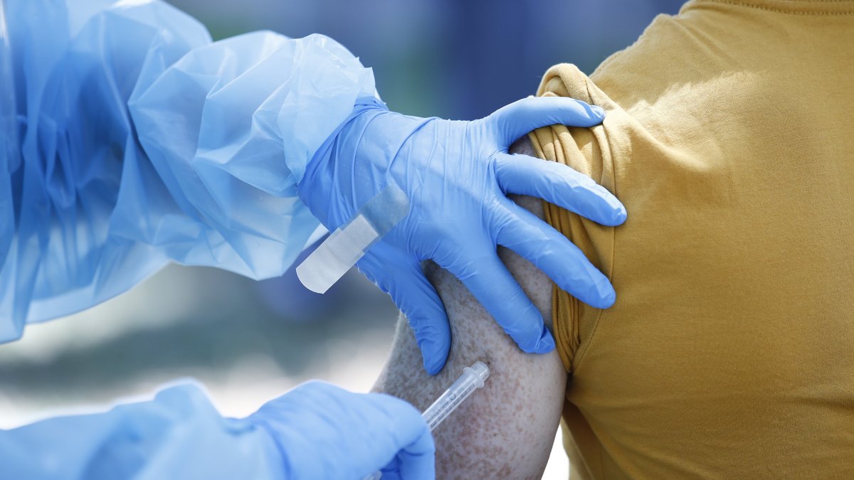 Las vacunas son las alternativas para hacerle frente a cualquier tipo de pandemia en el planeta. / EFE