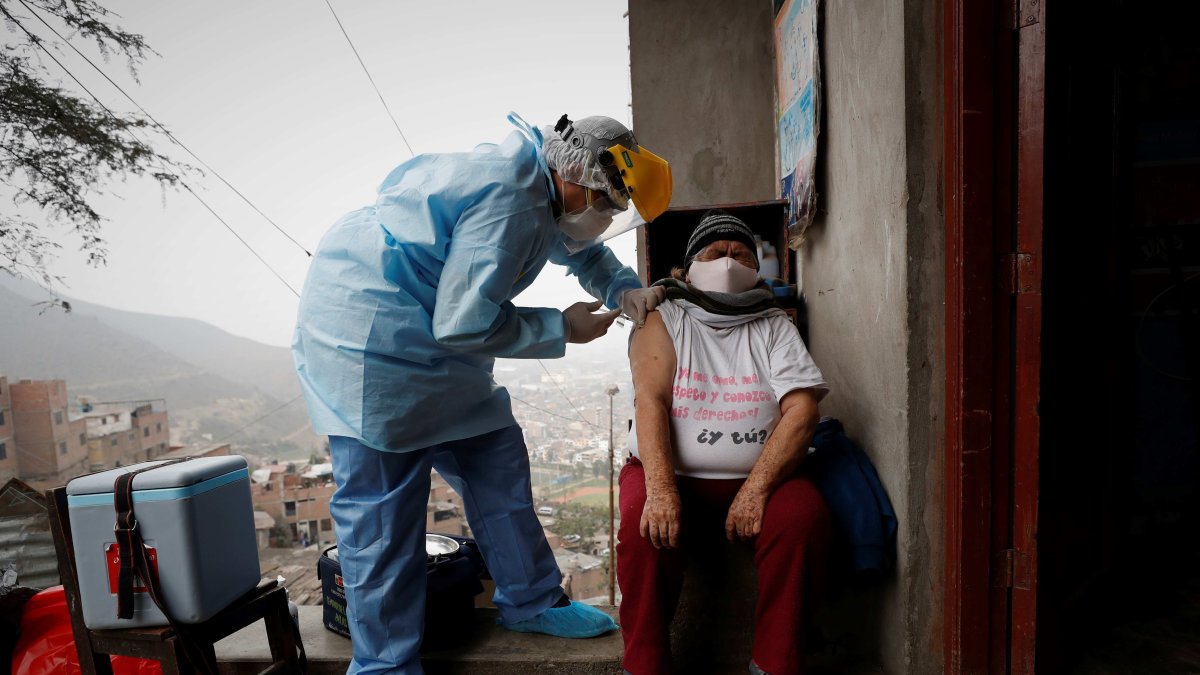 Un enfermero de la posta médica del Cerro El Agustino coloca a un residente una vacuna en Lima (Perú).Imagen de archivo. EFE/Paolo Aguilar