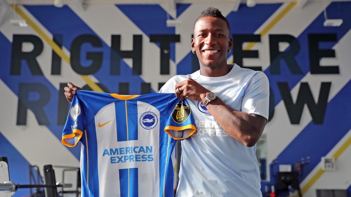 Pervis Estupiñán muestra la camiseta del Brighton.