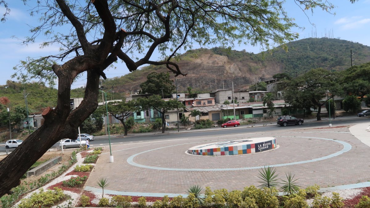 El Municipio de Guayaquil ha dicho que la cortina de agua digital se convertirá en un “nuevo ícono de acceso a Guayaquil”, y se levantará frente a la cooperativa Portete de Tarqui.