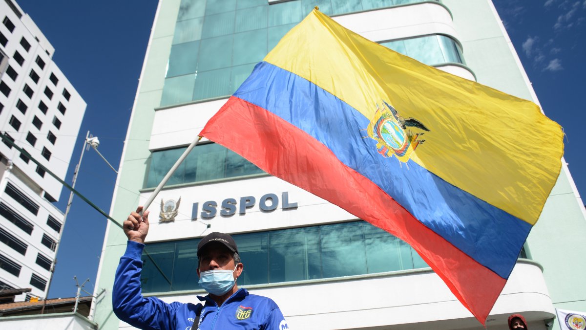 Plantón. Ayer decenas de jubilados y afiliados del Instituto de Seguridad Social de la Policía (Isspol) se agolparon en las afueras del edificio de la entidad, en Quito