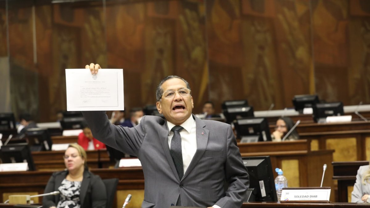 Socialcristiano. En estos días se ha convertido en el legislador más importante y protagónico de su bancada.