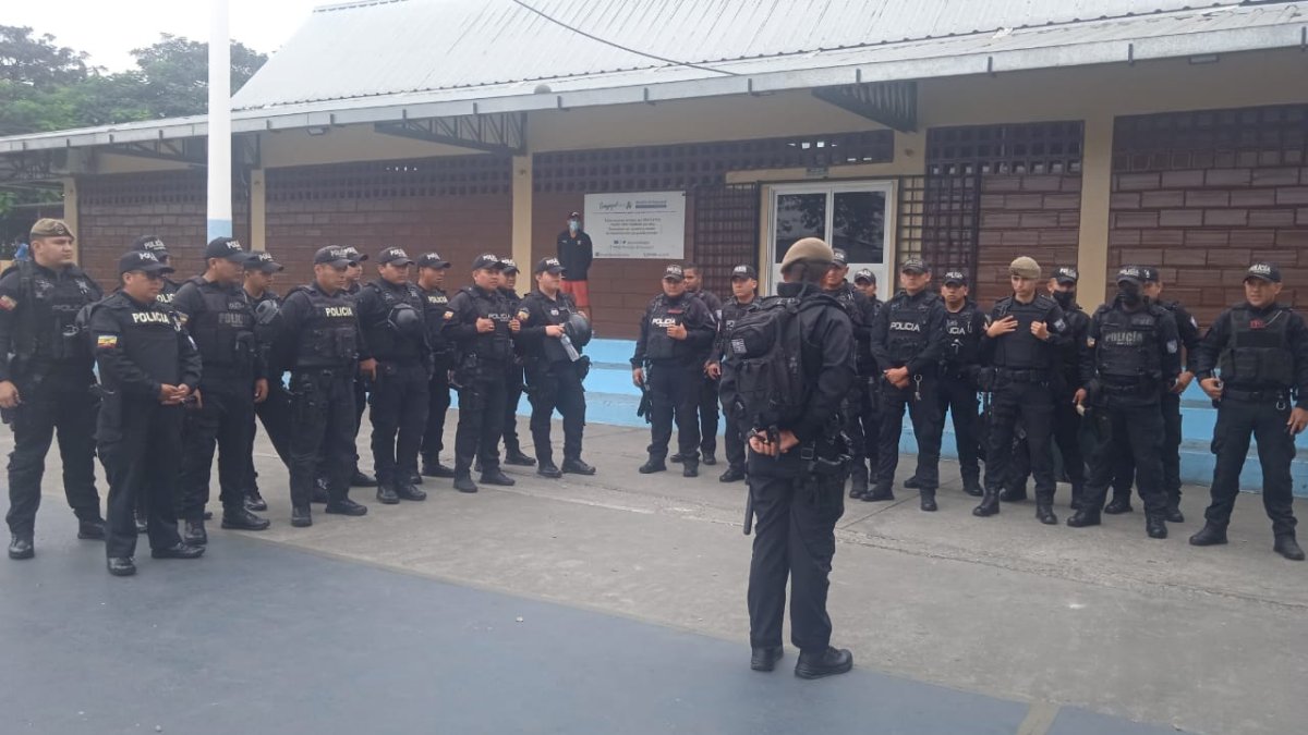 Hecho. El grupo de uniformados en el establecimiento.