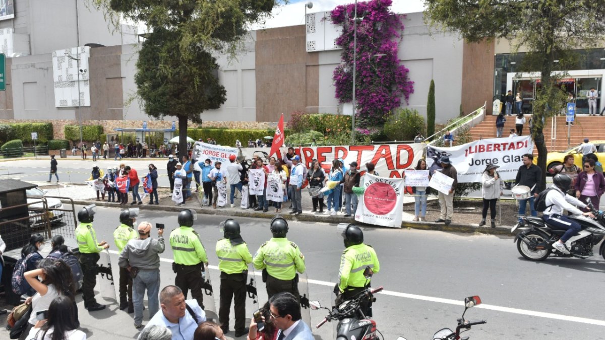 Acción. Simpatizantes del exvicepresidente hicieron un plantón en los exteriores de la cárcel 4 de Quito.