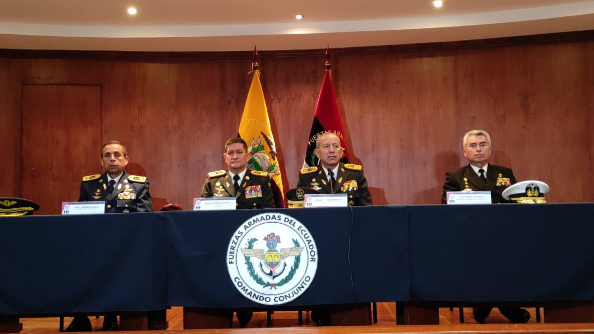 Anuncio. Brumel Vásquez (d) en uno de los últimos eventos públicos que avompañó a la cúpula militar.