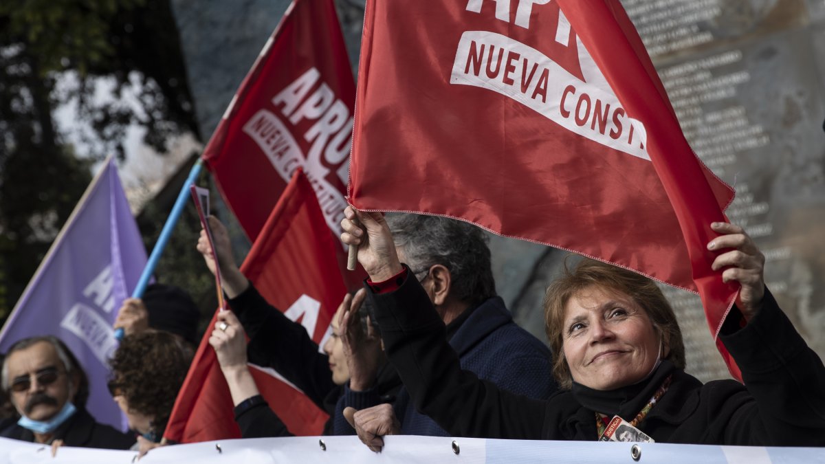 Familiares y representantes de organizaciones de víctimas de violaciones a los derechos humanos durante la dictadura de Augusto Pinochet (1973-1990)