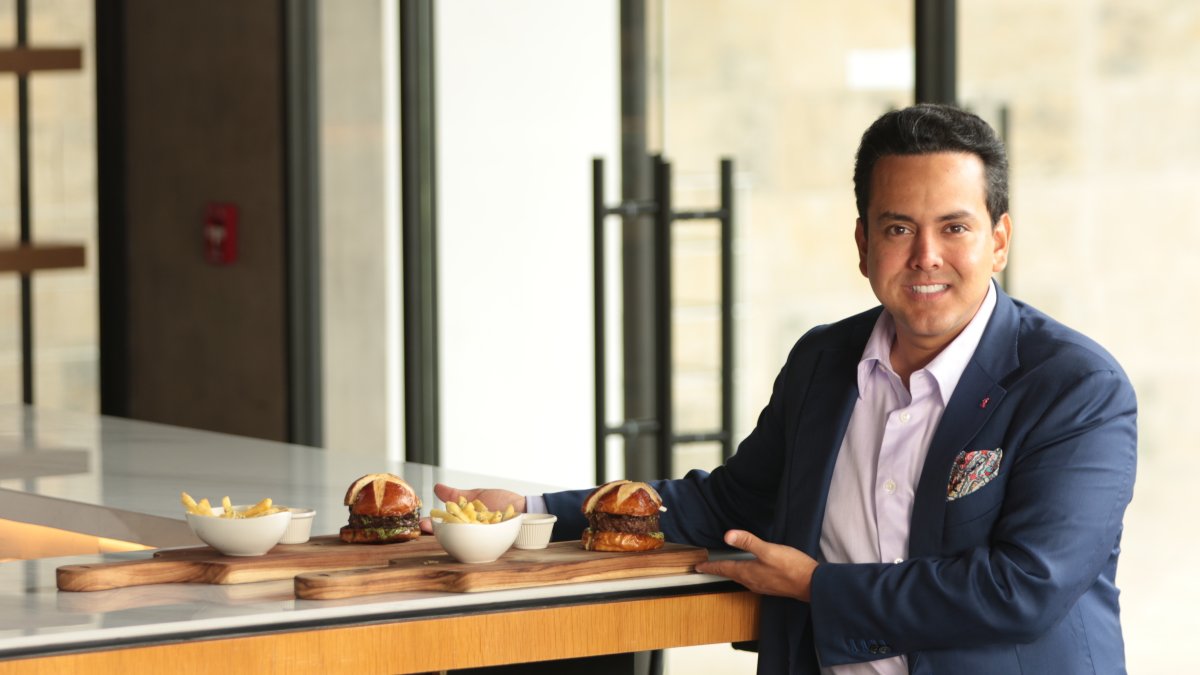 Daniel Molina dice que si fuese una hamburguesa sería una carne gruesa cheeseburger.