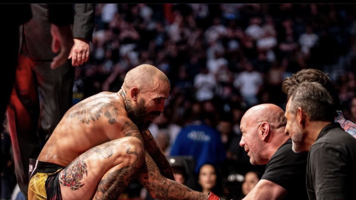 Chito Vera conversando con el presidente de la UFC, Dana White, luego de vencer a Dominick Cruz