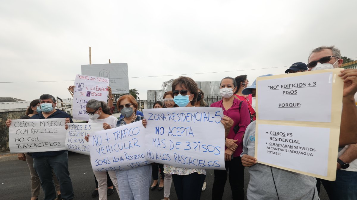 Unión. Los vecinos de la avenida Segunda y de otras cuadras se unieron la mañana del martes para exteriorizar su reclamo por las edificaciones que se levantan.