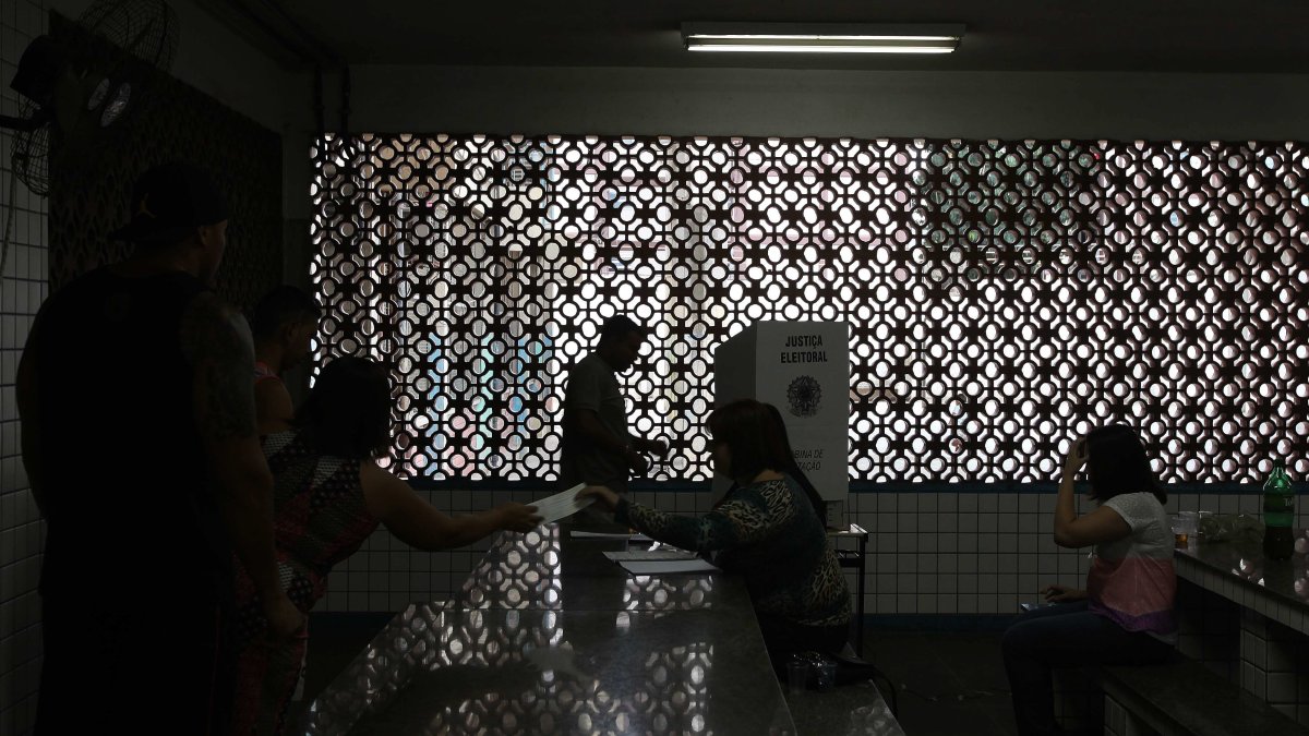 Vista de un puesto de votación en la favela Vila do João, Río de Janeiro, en una fotografía de archivo. /Marcelo Sayão