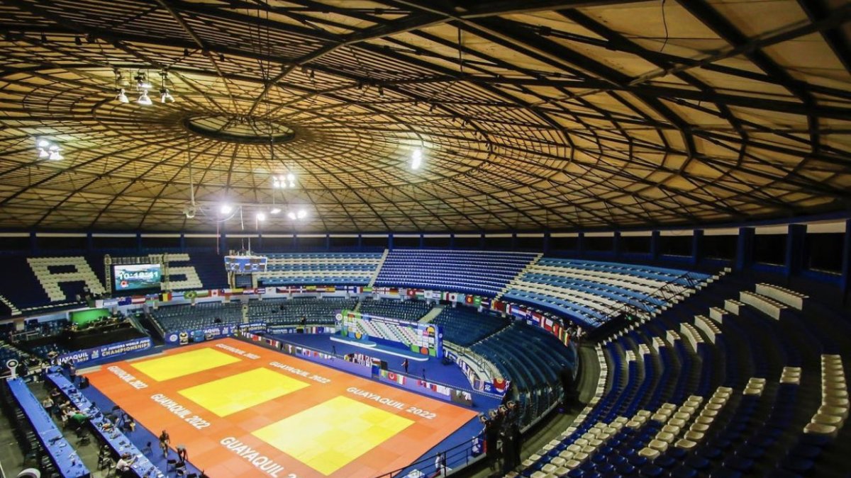 El coliseo Voltaire Paladines fue ofrecido por Fedeguayas. Hay 8.000 butacas en las gradas.