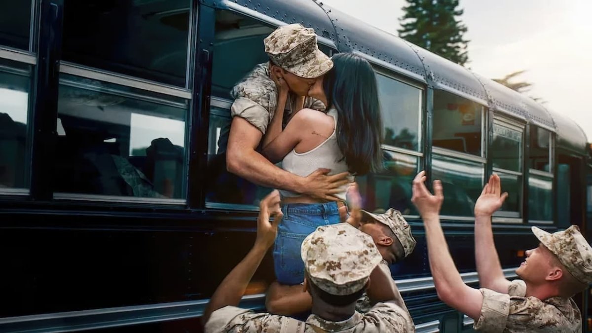 La tragedia hace que la falsa relación entre Cassie, aspirante a músico, y Luke, un marine que está a punto de irse a Irak, se transforme en algo muy real.