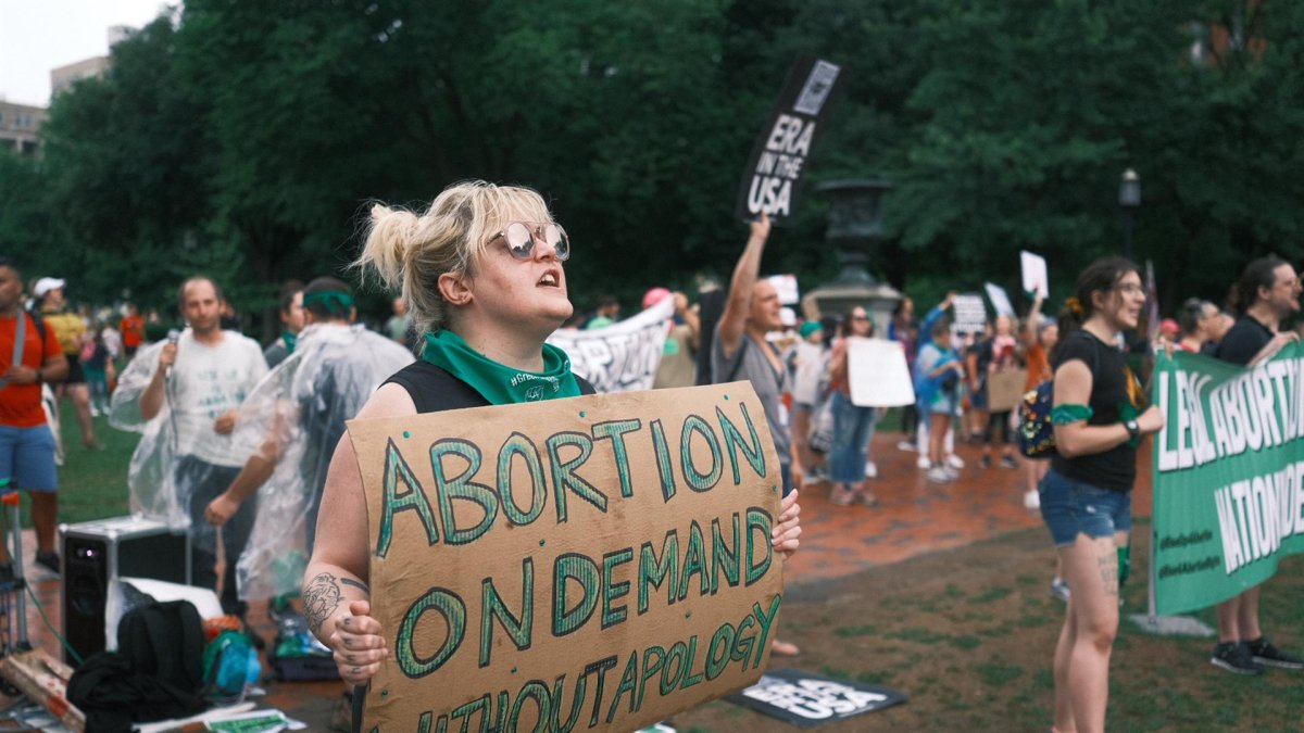 Fotografía de archivo fechada el 9 de julio de 2022 de personas protestando frente a la Casa Blanca para defender el aborto legal, en Washington (EE.UU).