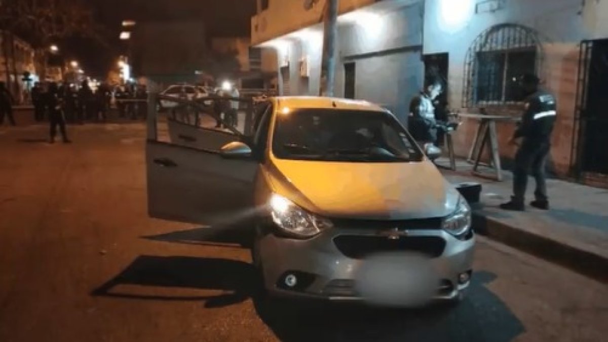 Se encontró un posible artefacto explosivo, un arma de fuego y cartuchos en el vehículo en el que se movilizaban los sospechosos