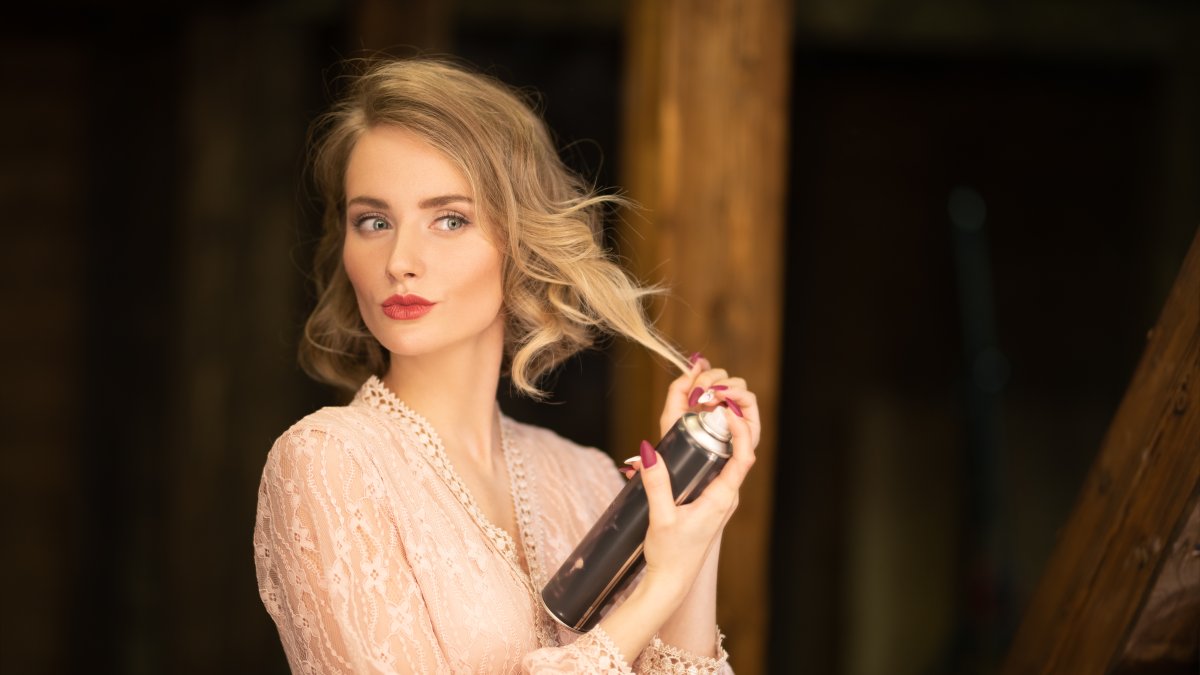 Su peinado ayudará a realzar su outfit.