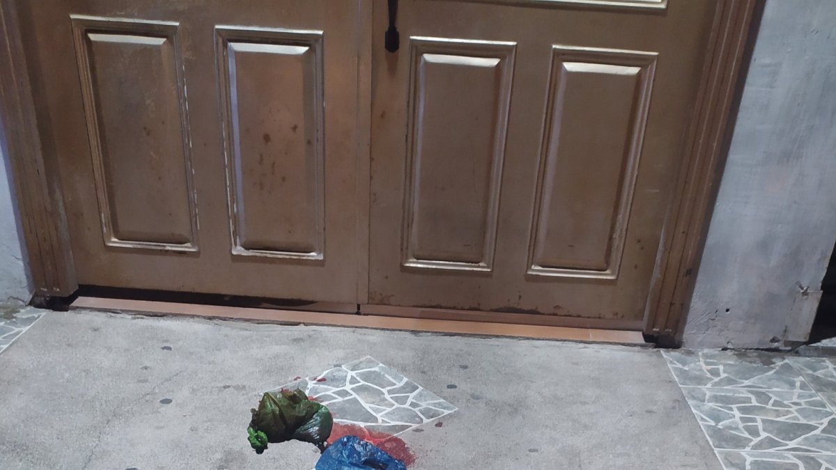 Estas dos fundas fueron encontrada junto a la puerta de la casa del comunicador social