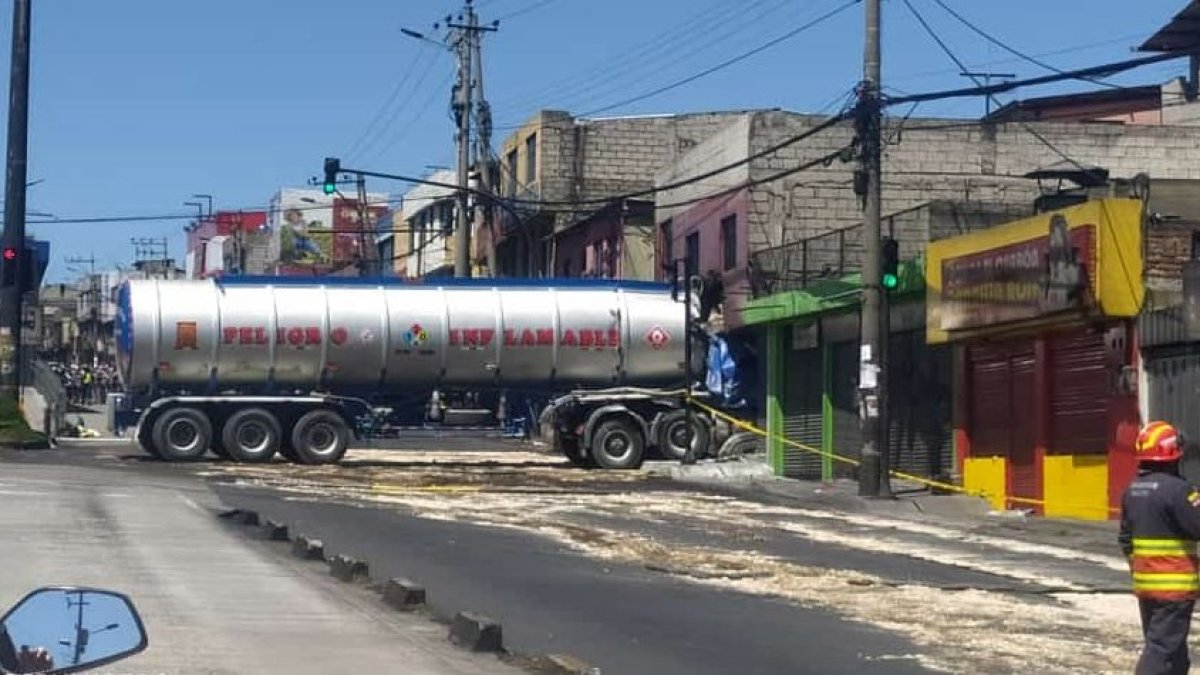 El perímetro alrededor de la avenida Maldonado, sur de Quito, se mantiene cerrado por la colisión