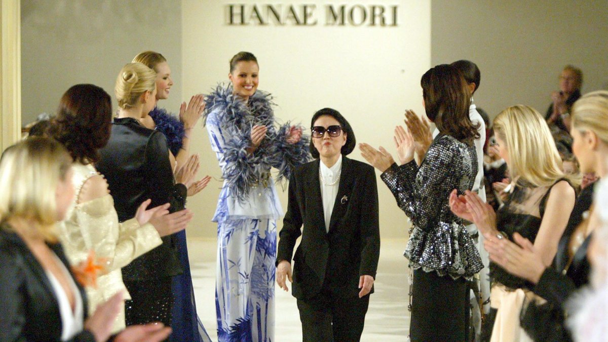 La diseñadora japonesa Hanae Mori es aplaudida por sus modelos tras la presentación de su colección Primavera/Verano 2004 en París.