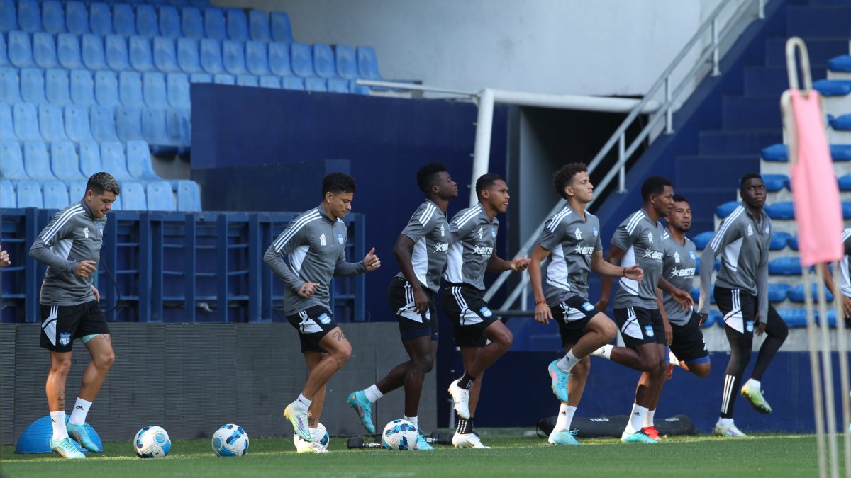 Los jugadores de Emelec se alistan para enfrentar a 9 de Octubre en el estadio Capwell.