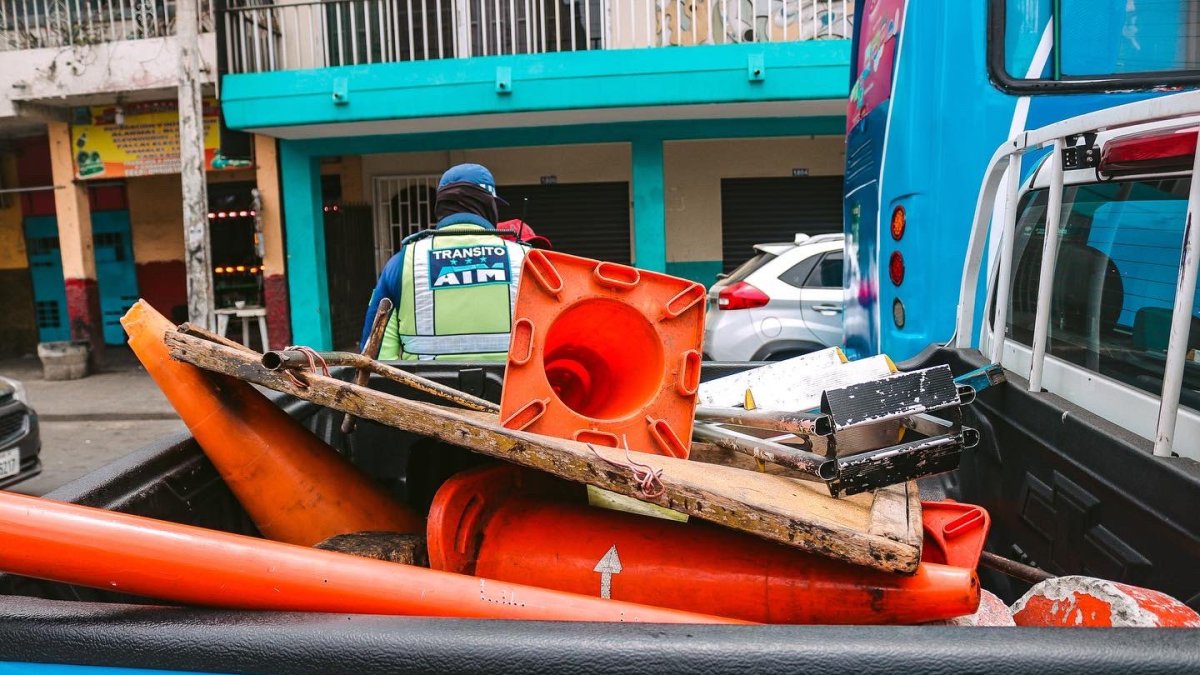 Los agentes realizaron el decomiso de decenas de artículos