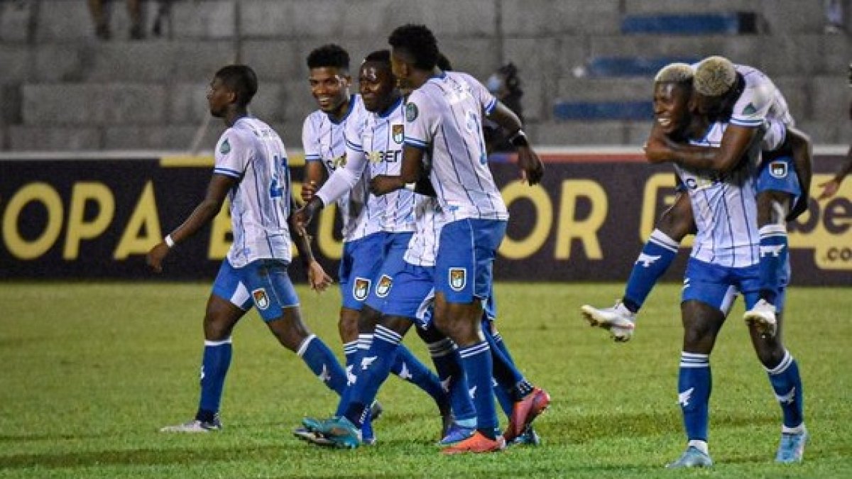 Los jugadores de 9 de Octubre tienen un mejor rendimiento en la Copa Ecuador. En LigaPro no han podido despegar.