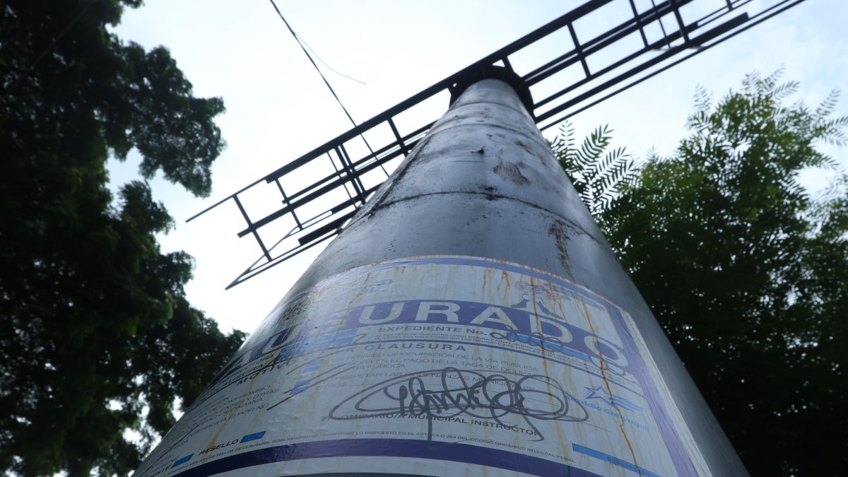 Estructuras. Diferentes vallas en la urbe lucen con el sello de clausura.