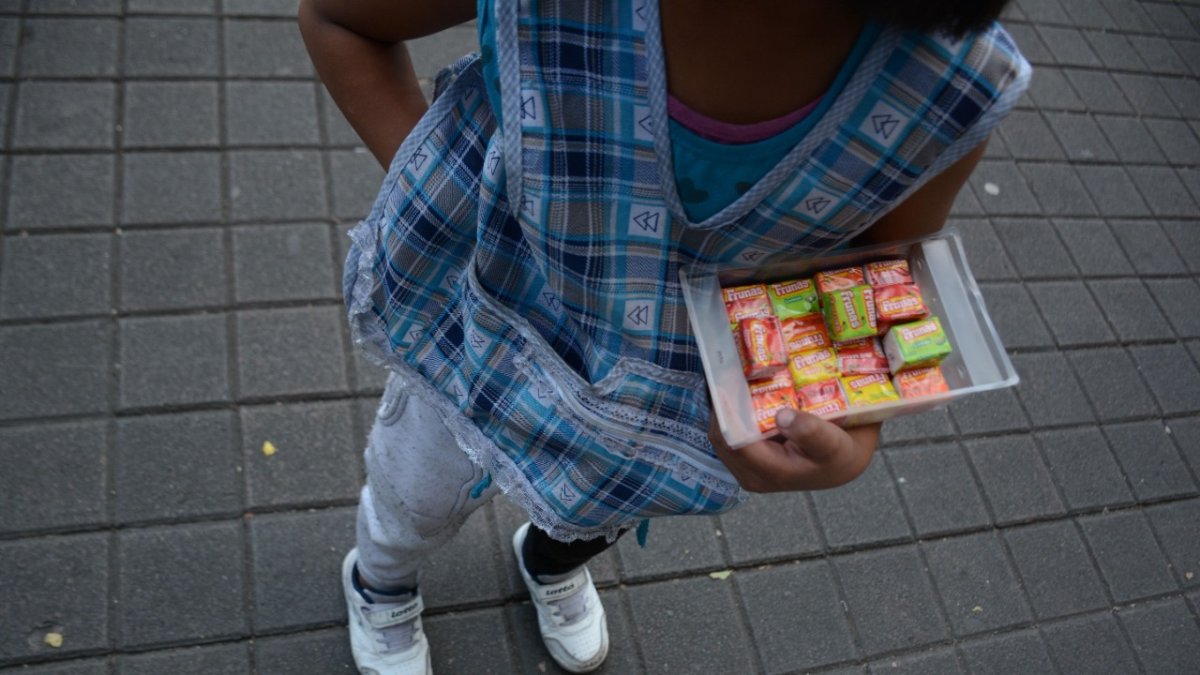 Centro. En La Mariscal es común ver a niños que acompañan a sus madres vendedoras. Ellos piden monedas.