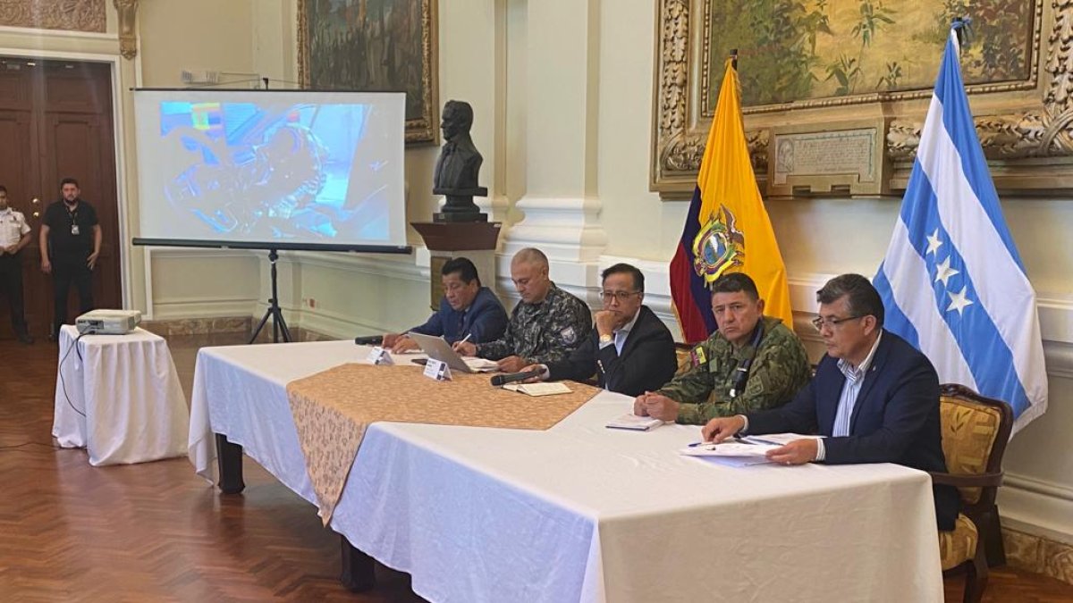Una pantalla con propaganda policial acompañó la rueda de prensa