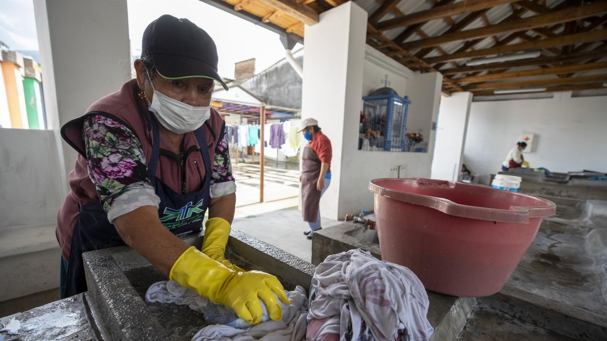 Una mujer trabaja como lavandera en el barrio La Magdalena, en Quito (Ecuador), en una fotografía de archivo.